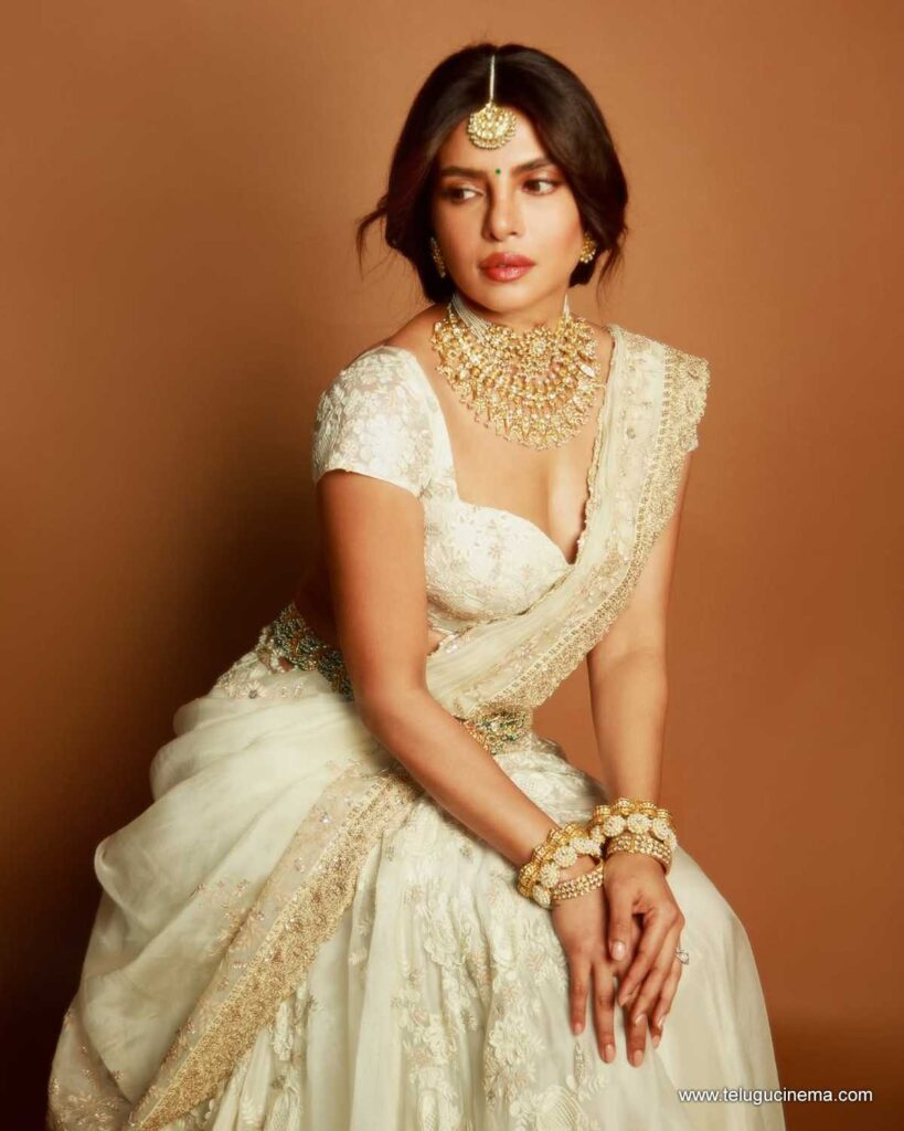 malavika stills 171125 01