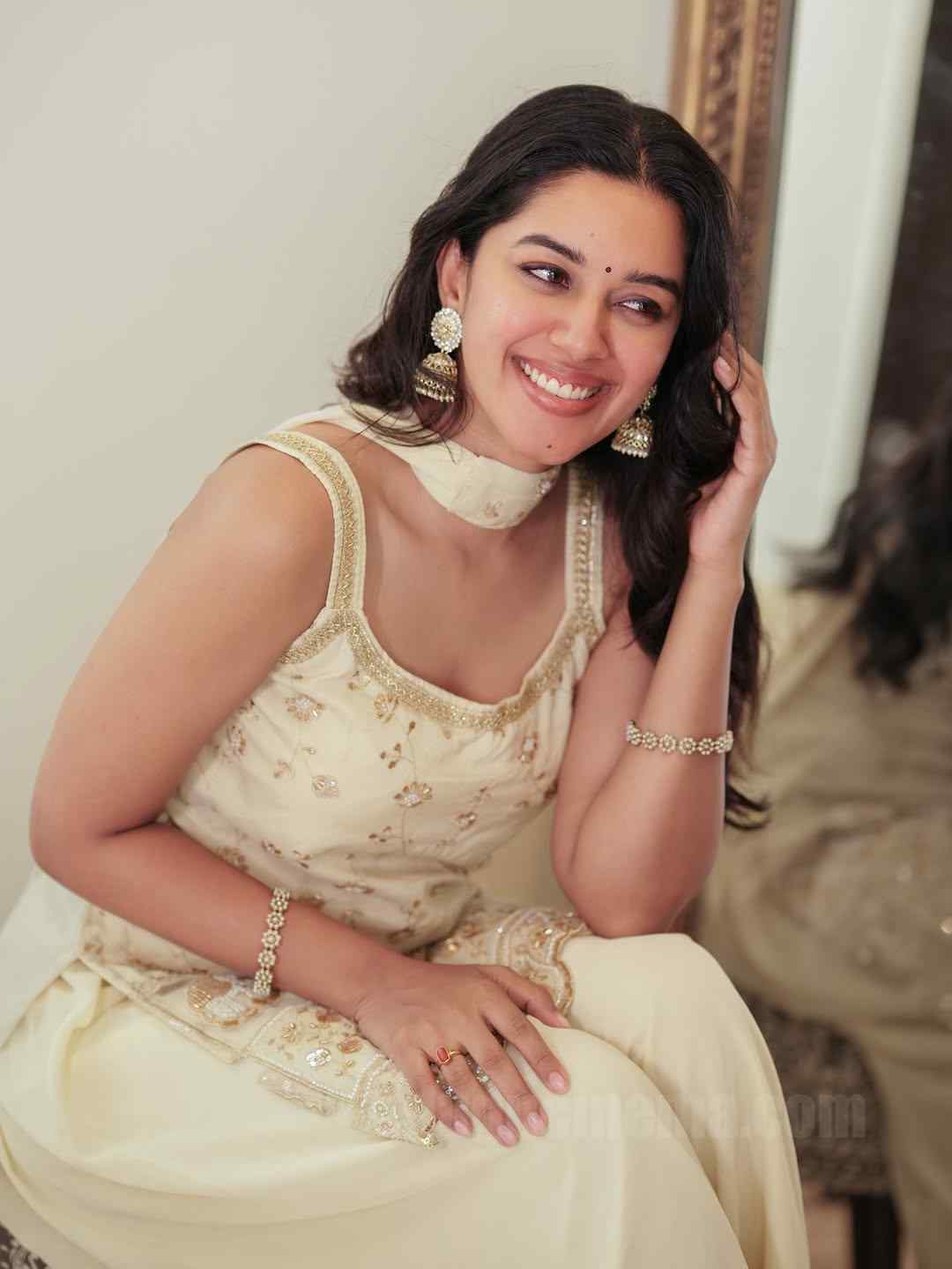 Moon soft look of Mirnalini Ravi! 2 Mirnalini Ravi
