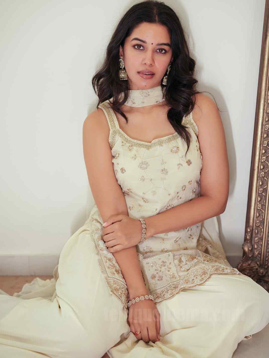 Moon soft look of Mirnalini Ravi! 4 Mirnalini Ravi