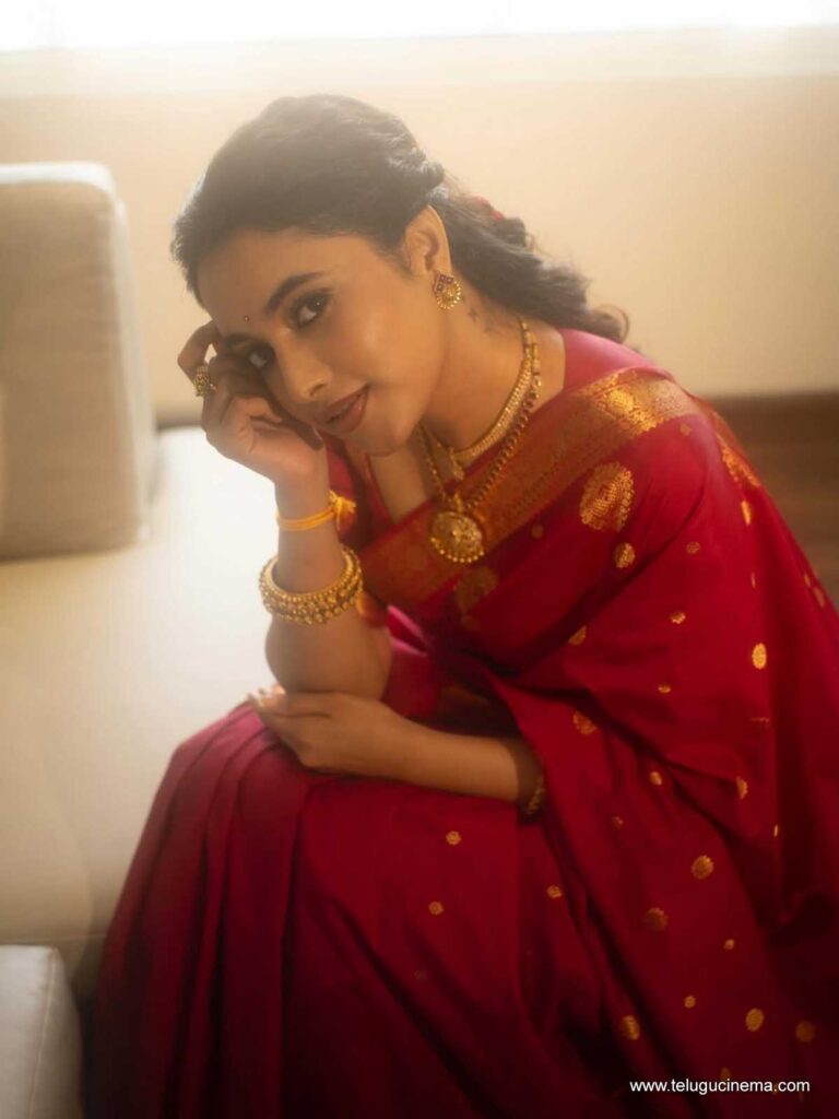 priyanka stills 251125 03