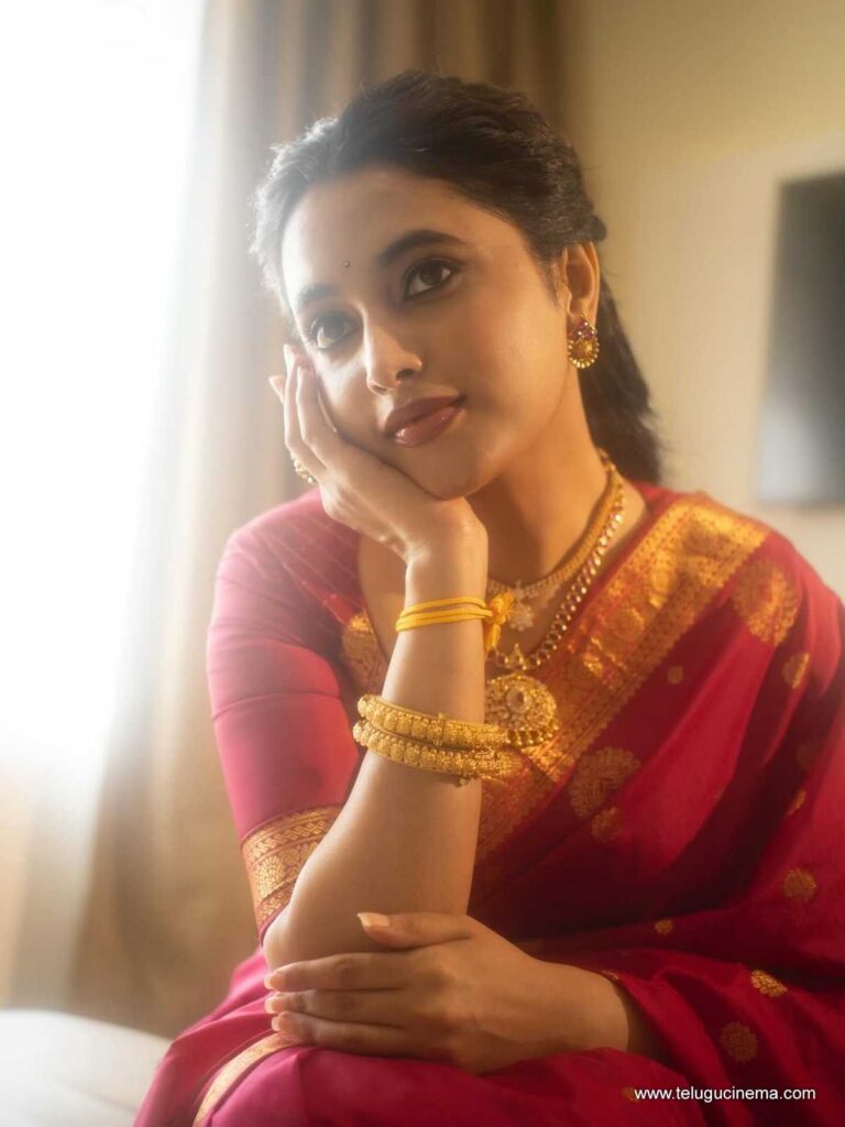 priyanka stills 251125 06