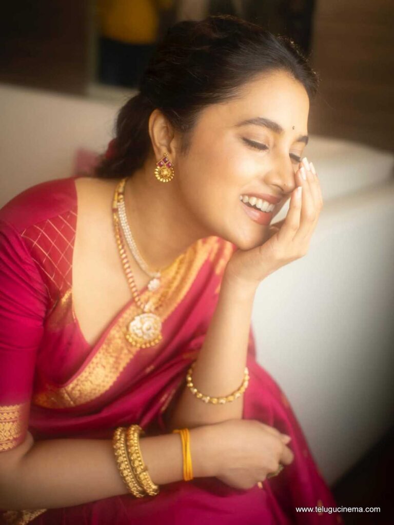 priyanka stills 251125 07