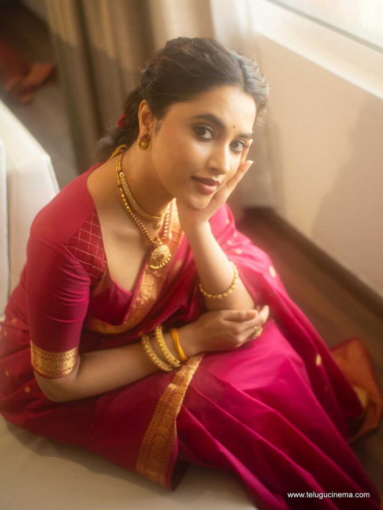 priyanka stills 251125 08