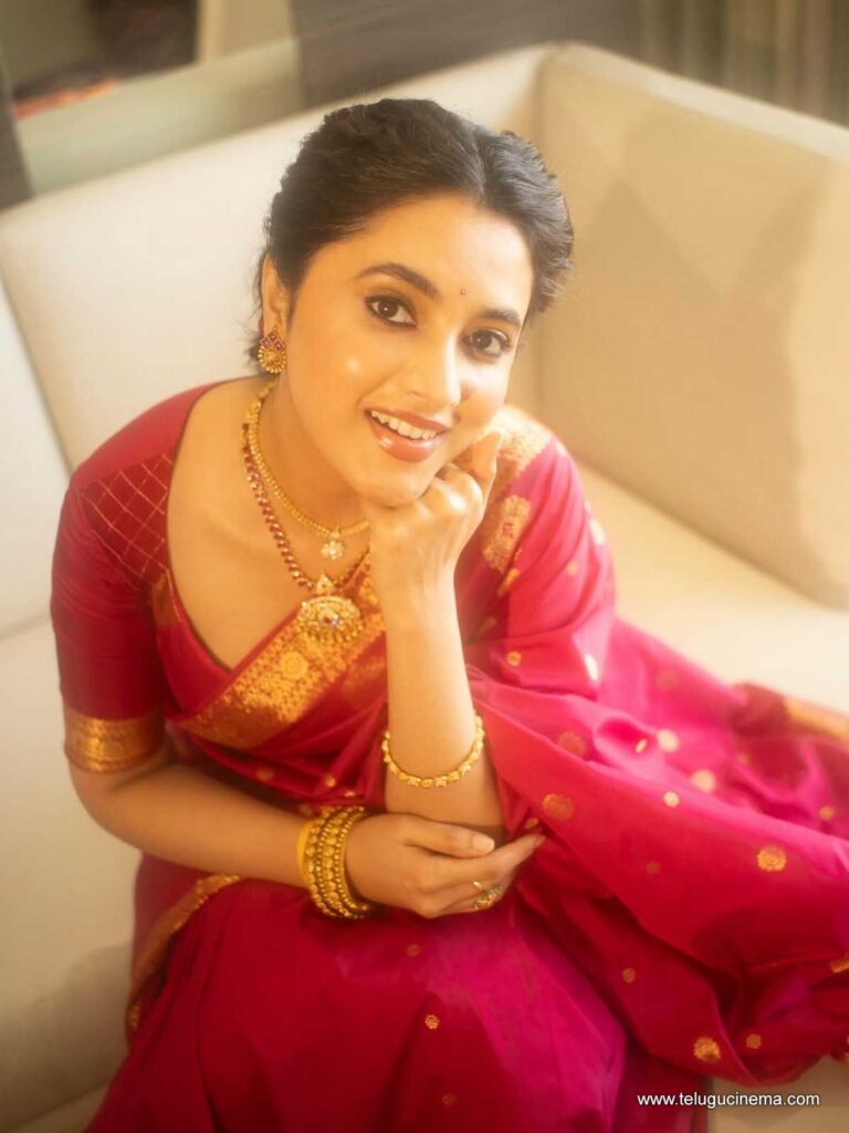 priyanka stills 251125 09