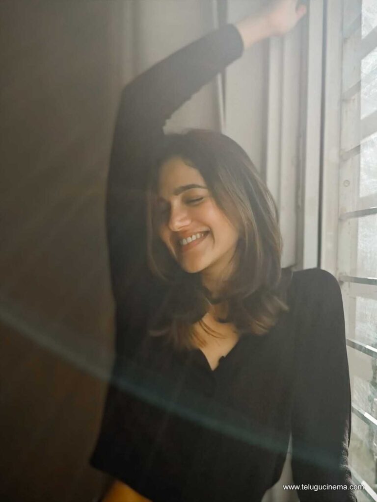 simran stills 211125 02