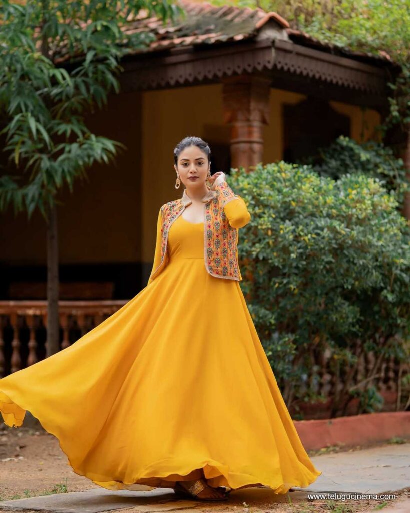 sreemukhi stills 131125 04