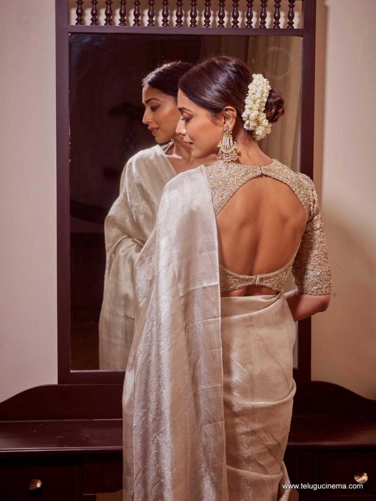 sriya stills 191125 01