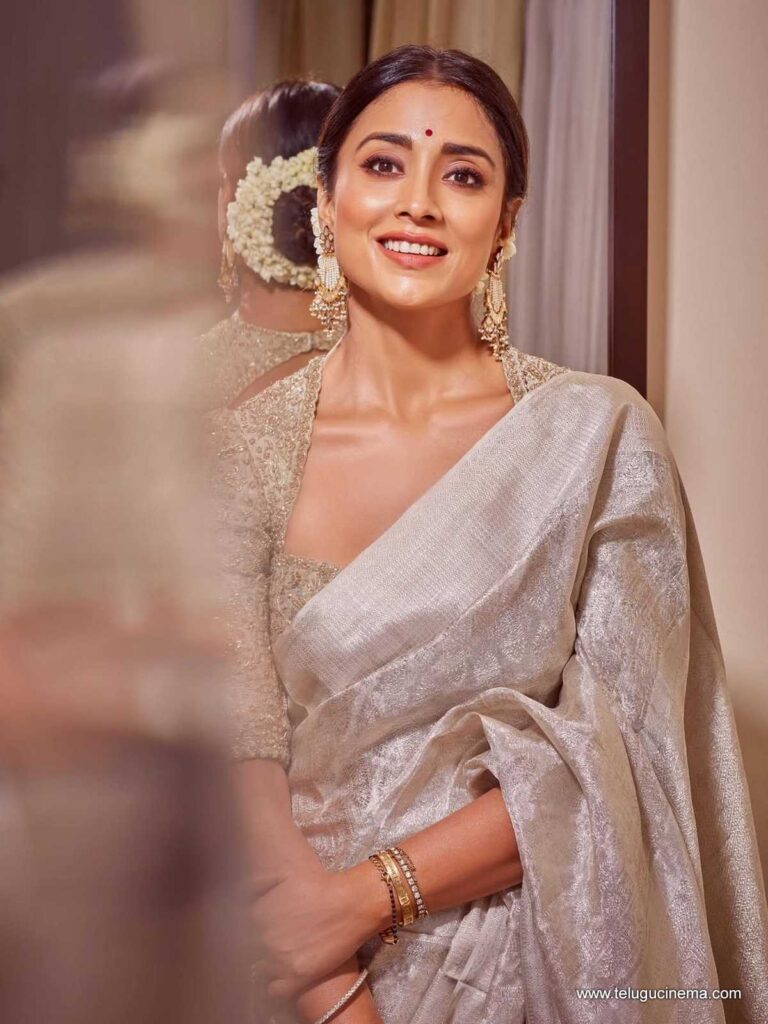 sriya stills 191125 03
