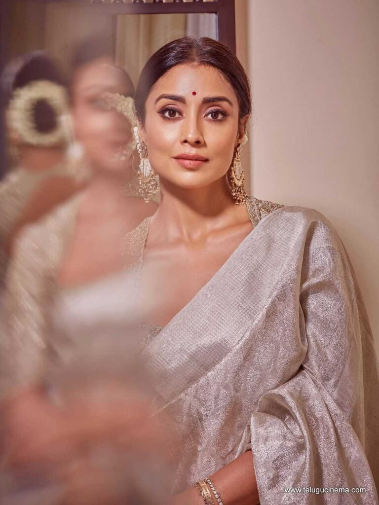 sriya stills 191125 04