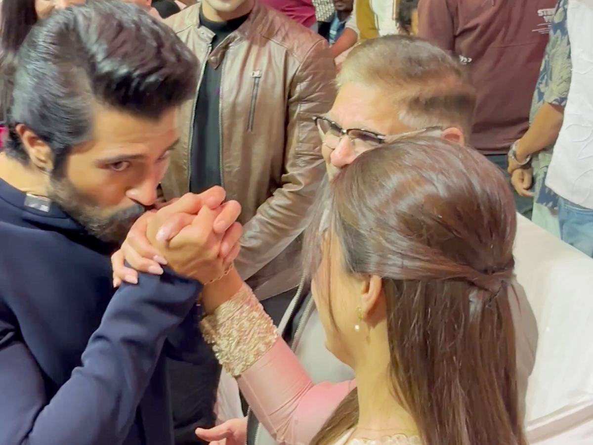 Fans go wild as Vijay Deverakonda kisses Rashmika Mandanna’s hand!
