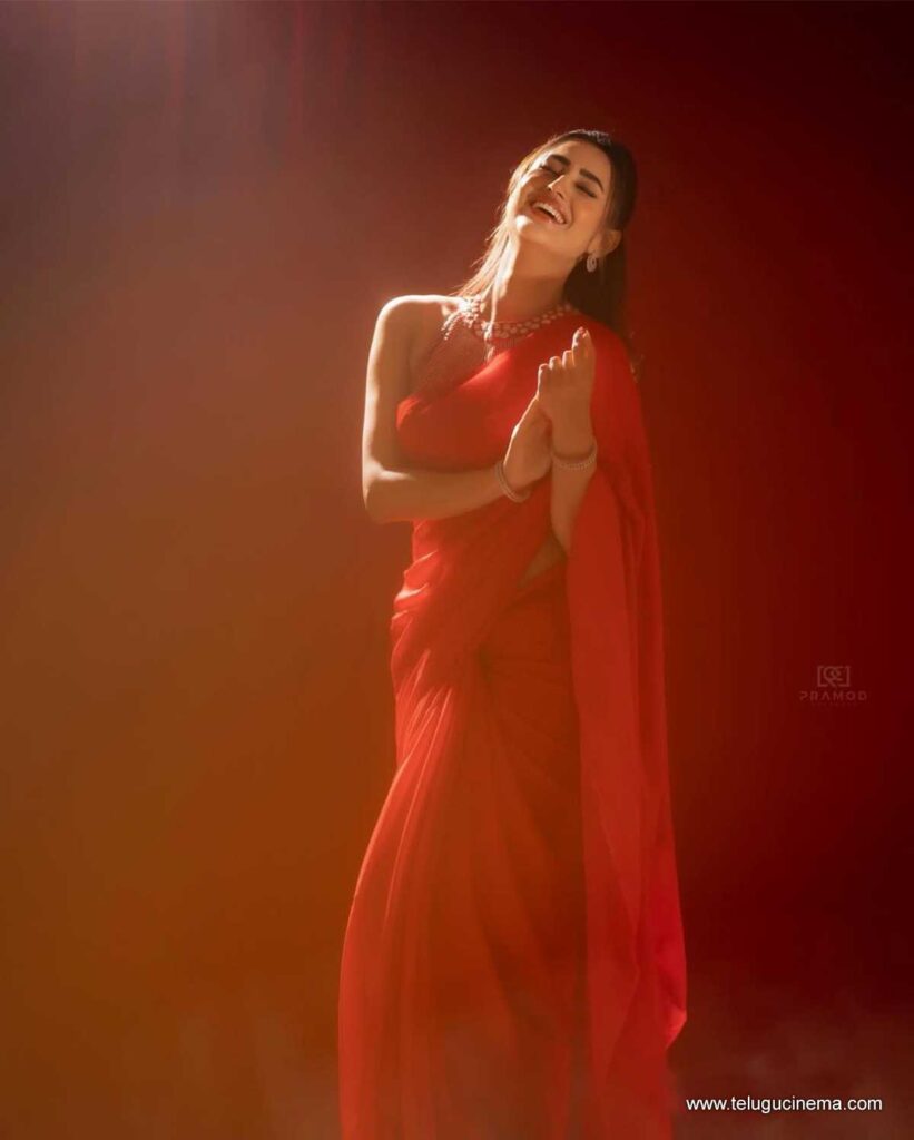 archana stills 241225 03