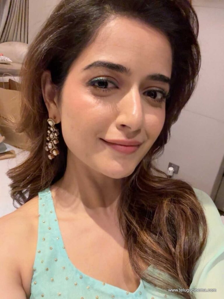 ashika stills 181225 05