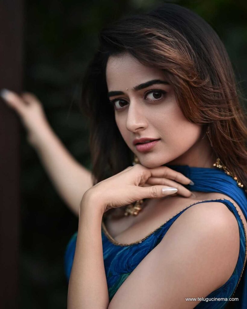 ashika stills 231225 03