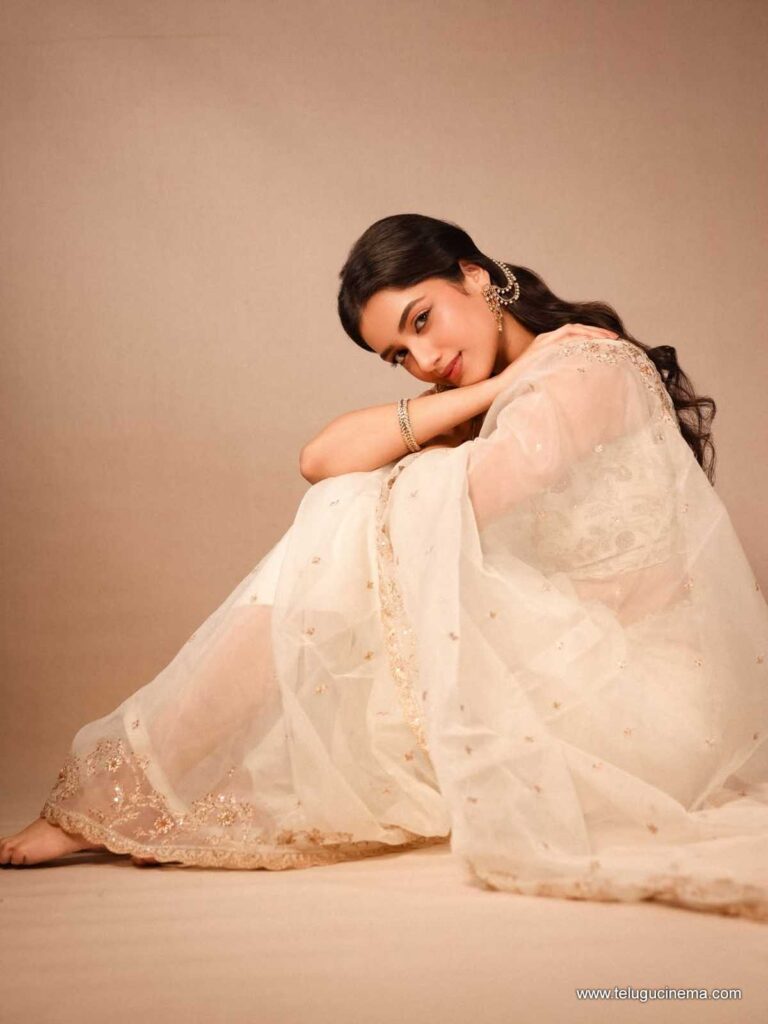bhagyashree stills 111225 01
