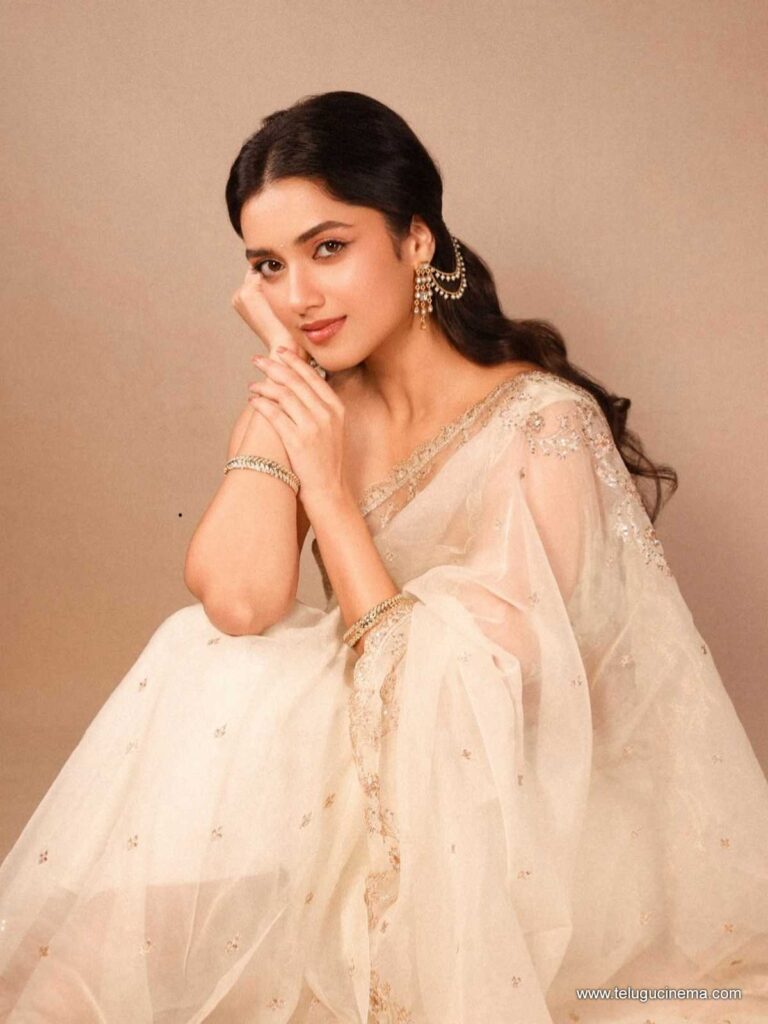 bhagyashree stills 111225 02