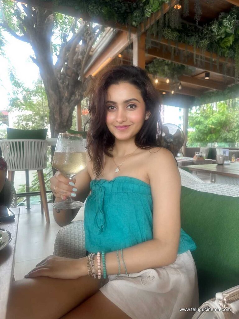 deepika stills 011225 05