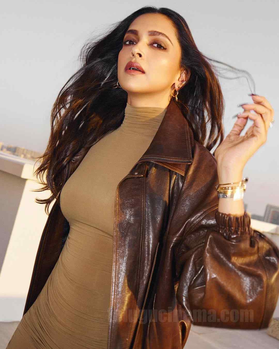 Deepika Padukone's Sunday Sashay 4 Deepika Padukone