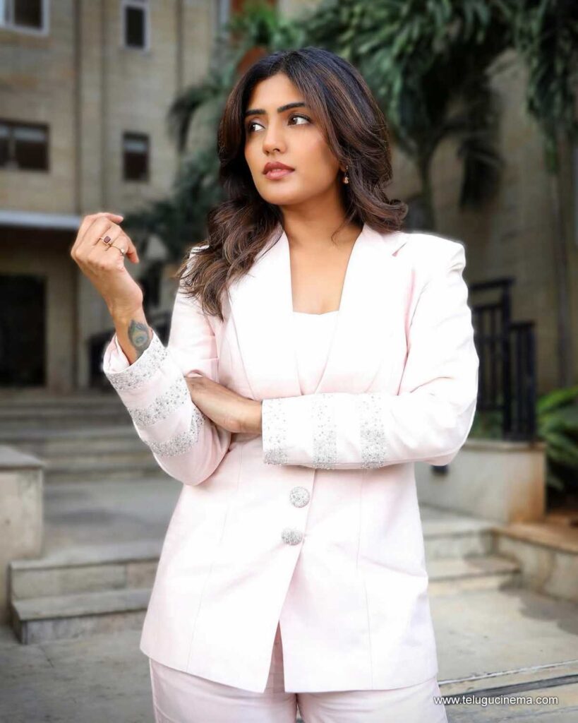 eesha stills 011225 03