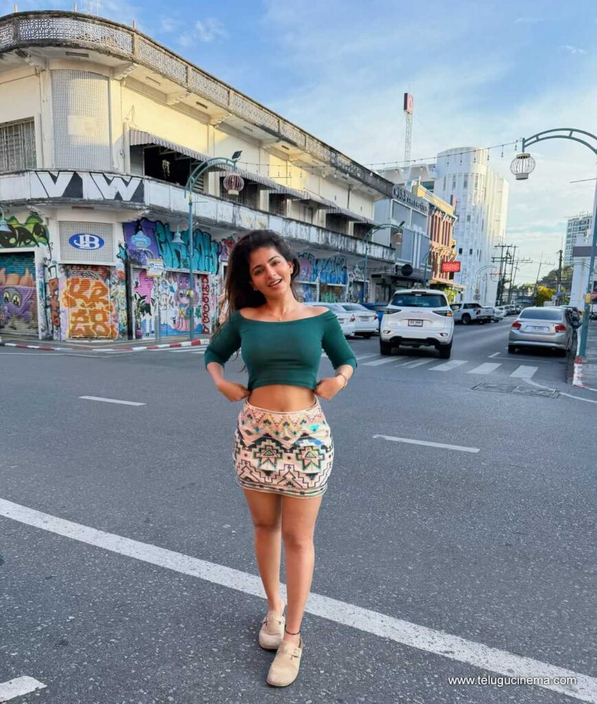 iswarya stills 221225 01