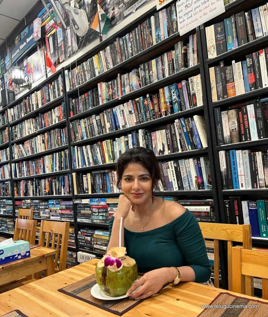 iswarya stills 221225 02