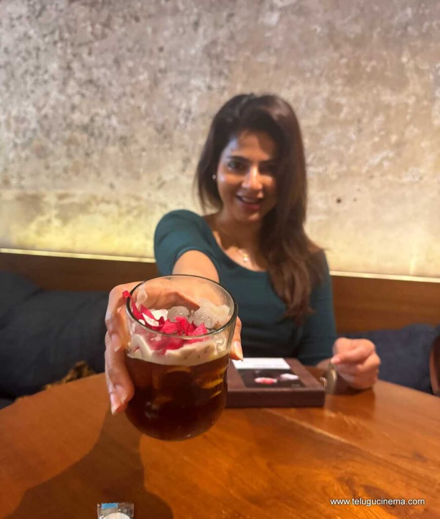 iswarya stills 221225 04