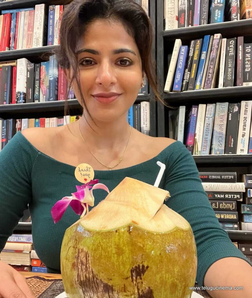 iswarya stills 221225 05
