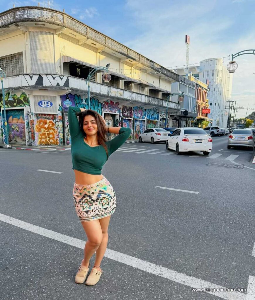 iswarya stills 221225 06
