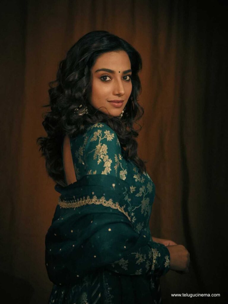 meenakshi stills 261225 03