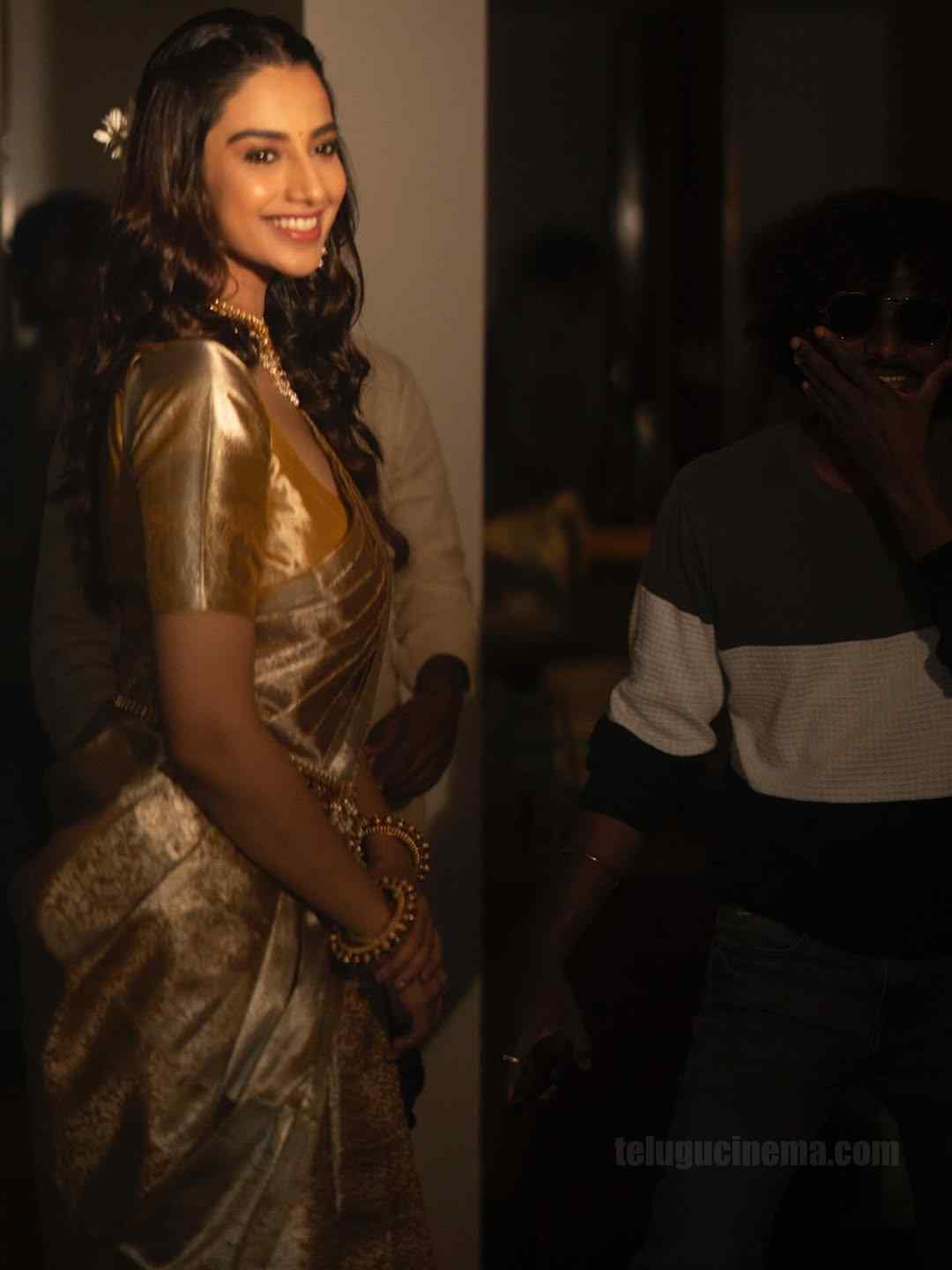 Radiance in gold: Meenakshi Chaudhary 3 Meenakshi Chaudhary