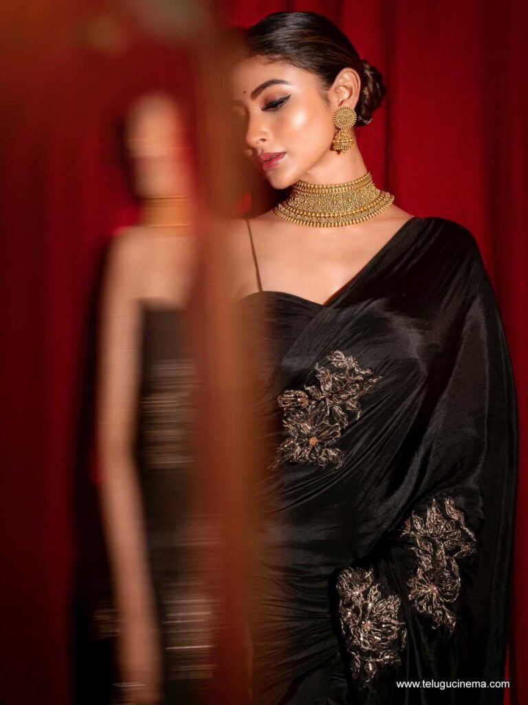 mouni stills 091225 01