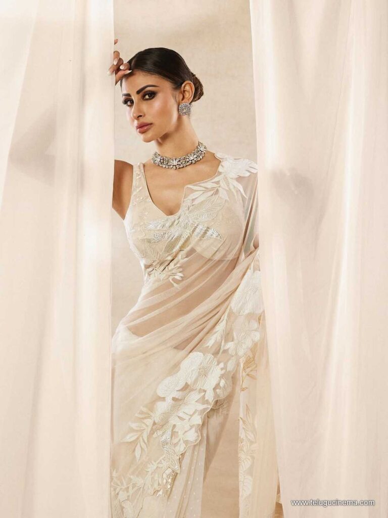 mouni stills 091225 02