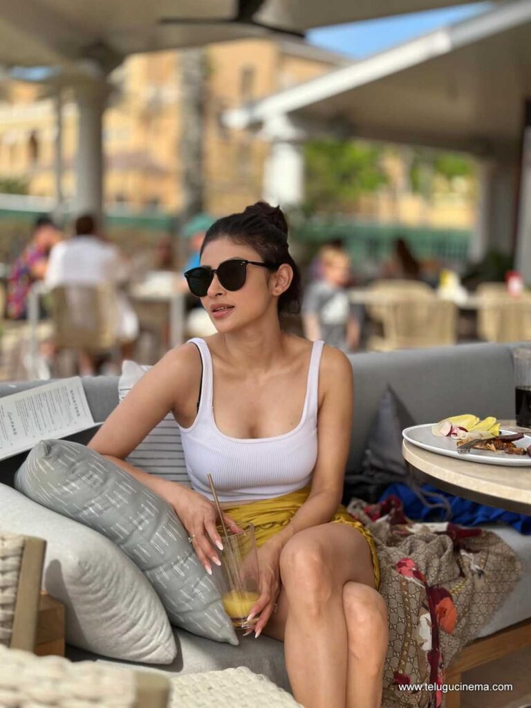 mouni stills 091225 04