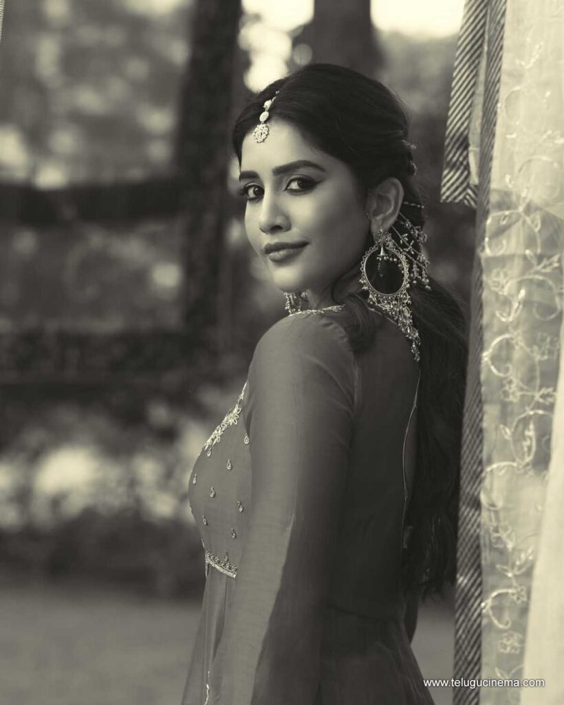 nabhanatesh stills 221225 09