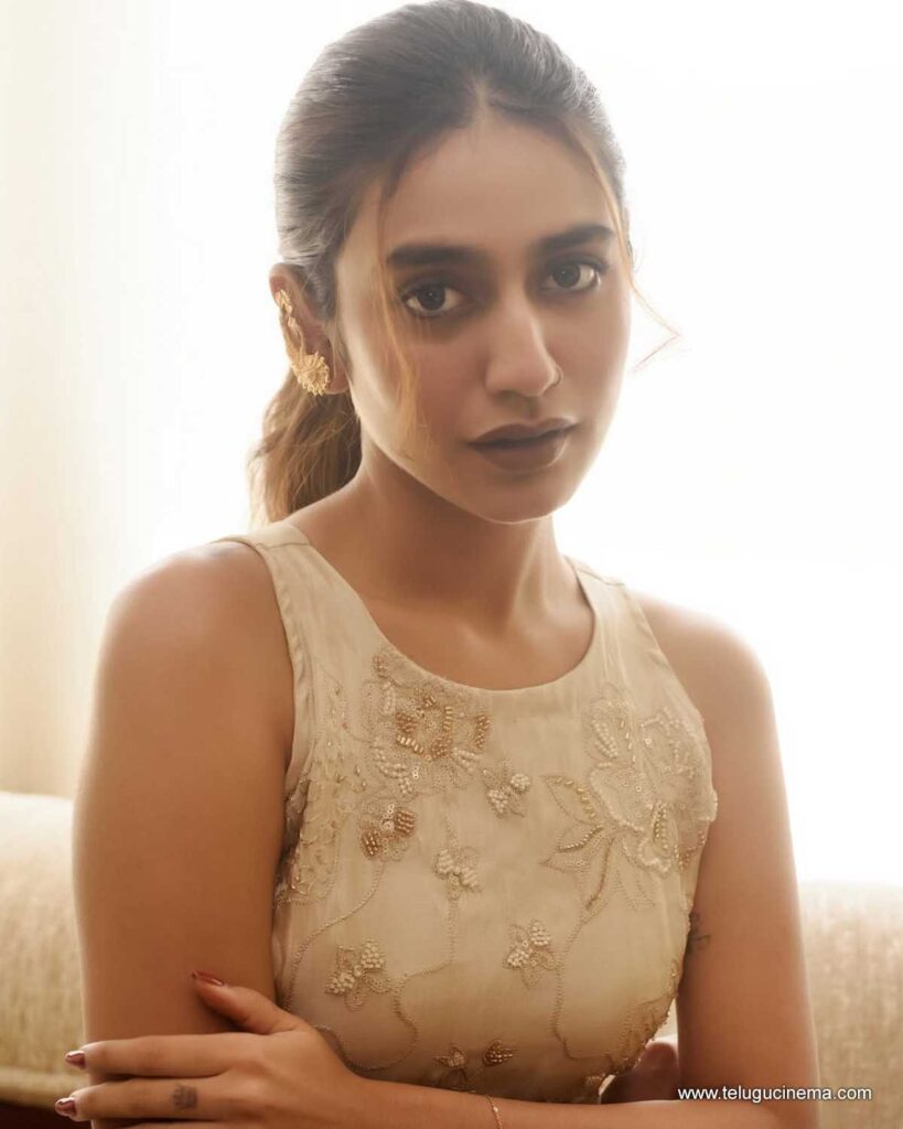priyavarriear stills 151225 04