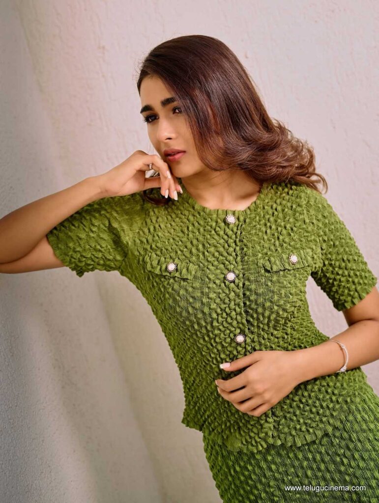 shalinii stills 091225 03