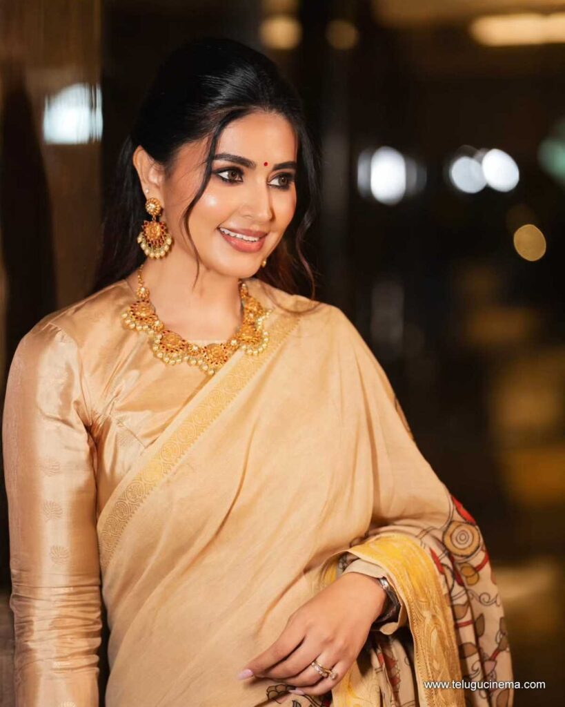 sneha stills 061225 01