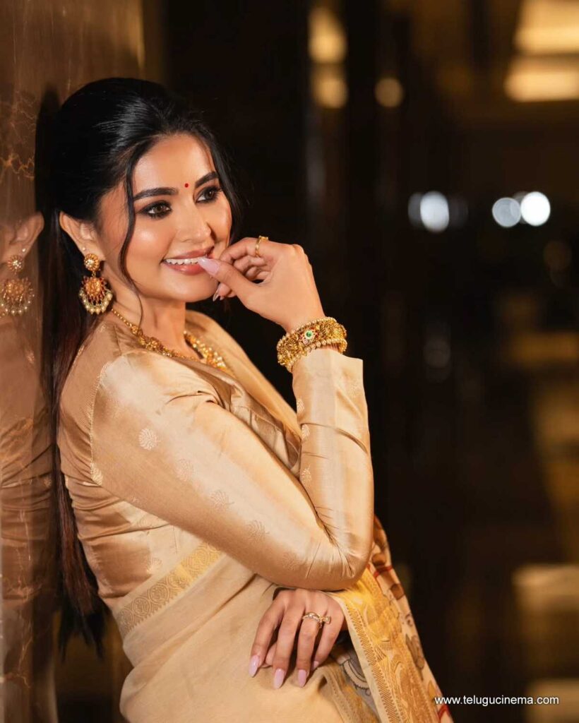 sneha stills 061225 02