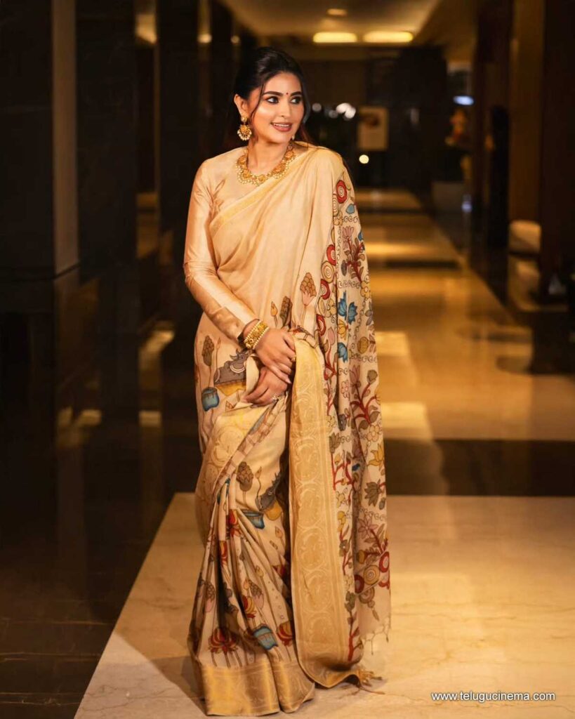 sneha stills 061225 07