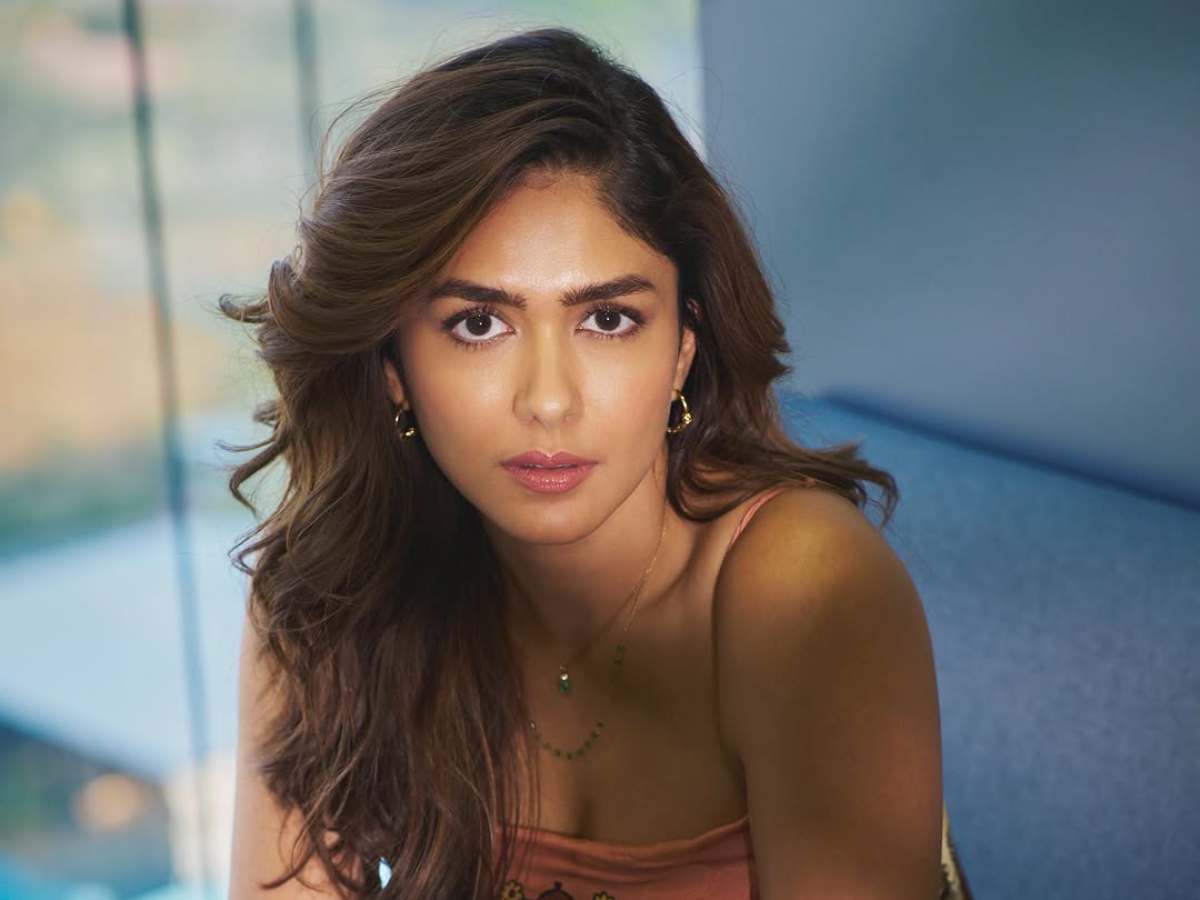 Mrunal Thakur reacts to relationship buzz: 'No time for dating' 1 Mrunal Thakur