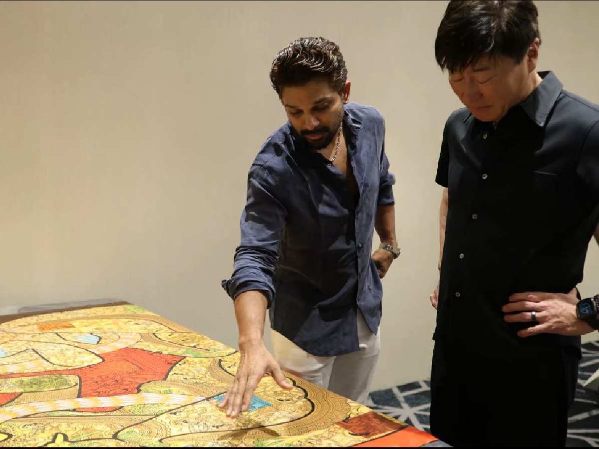 Allu Arjun gifts Sita Rama Kalyanam painting to Tomatsu Kosano 1 Allu Arjun with Tomatsu Kosano