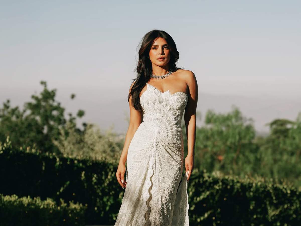Karan Johar unfollows Indian film stars, not Priyanka Chopra 2 Priyanka Chopra