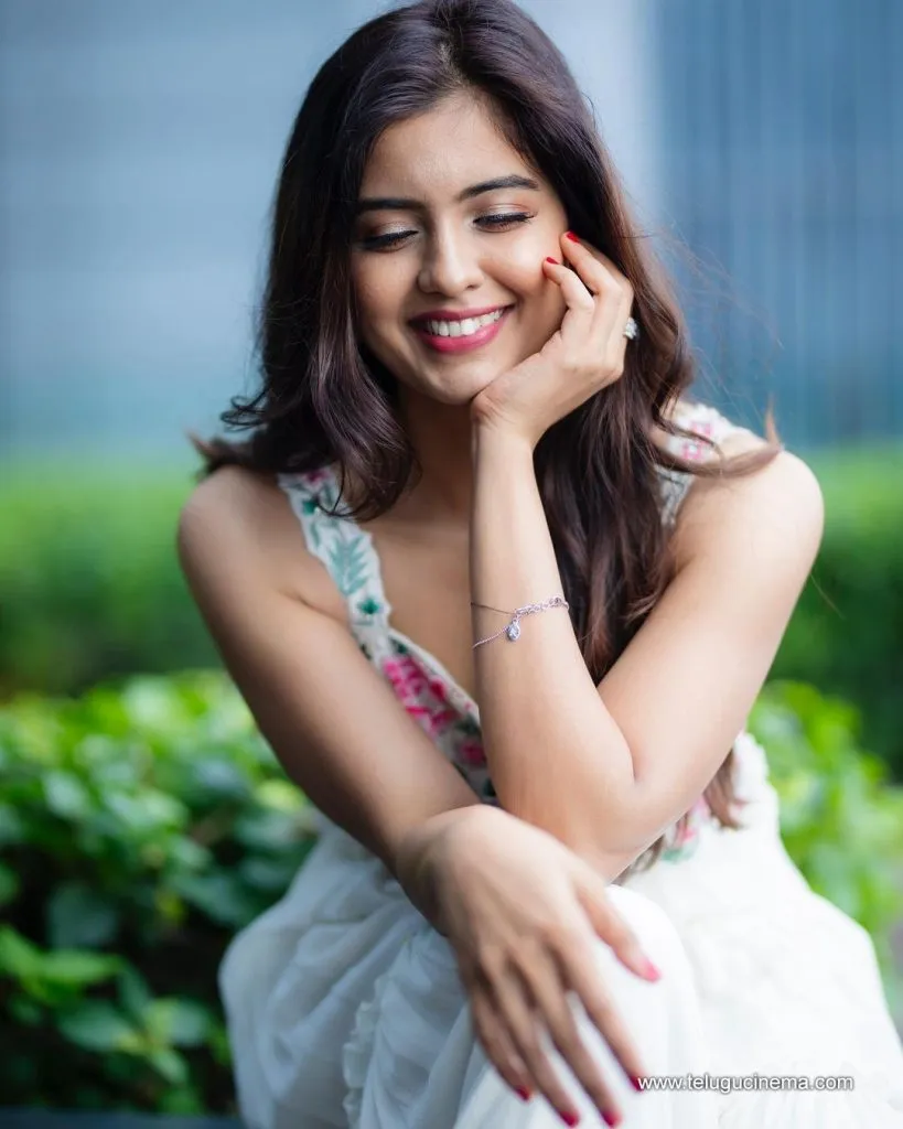 Amrutha Stills 08082100001