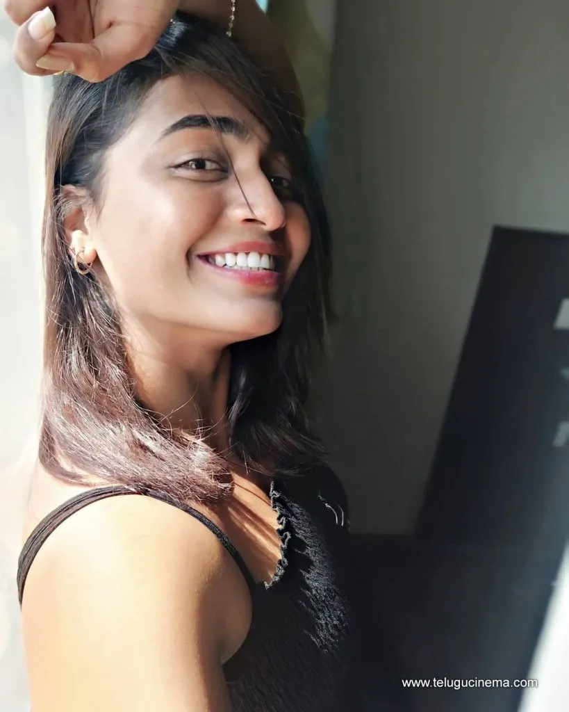 Harika Stills 10082100001