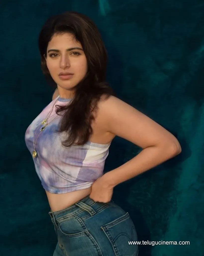Iswarya Stills 19082100001