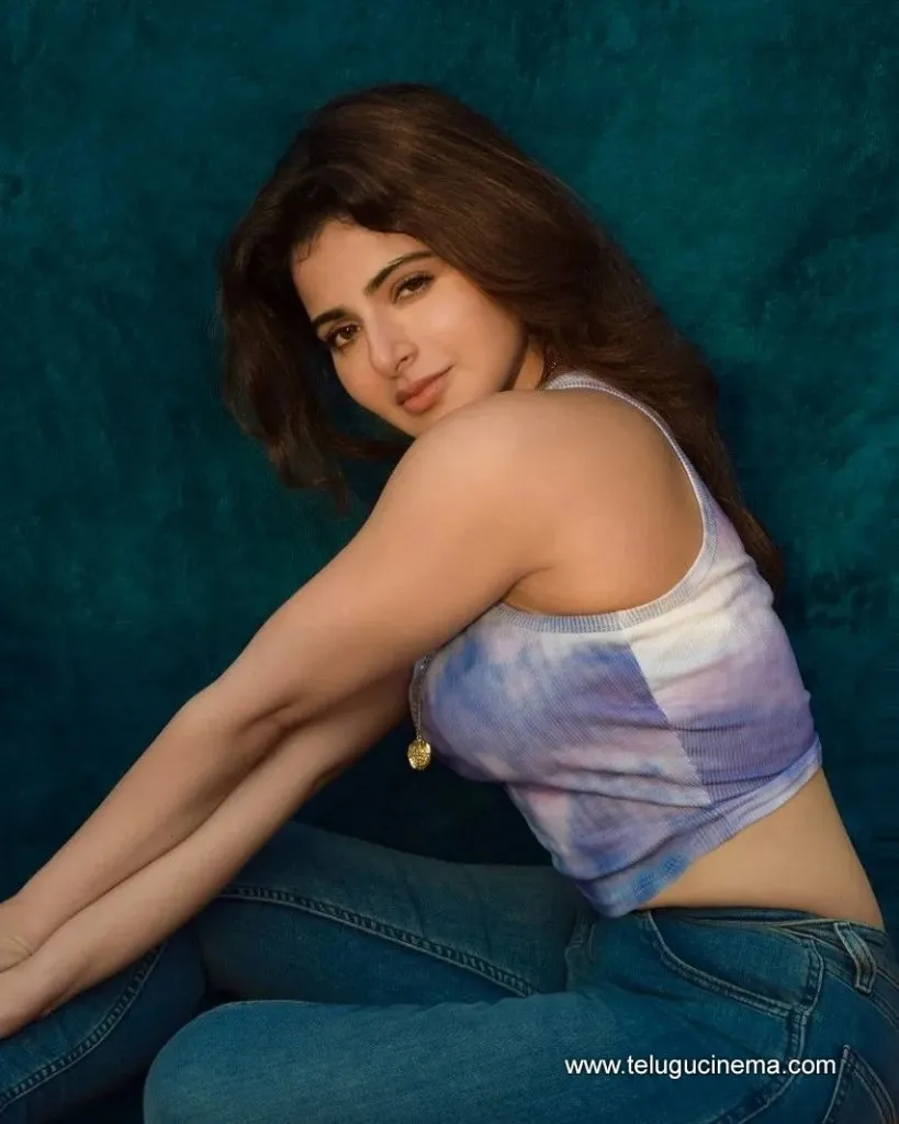 Iswarya Stills 19082100004