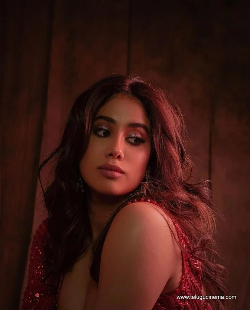 Janhvi Stills 16082100001