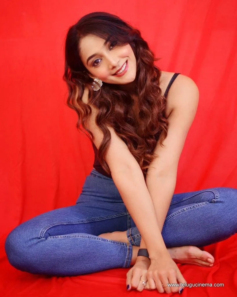 Natasha Stills 27082100002