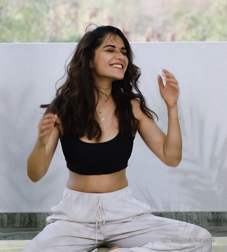 Ruhanisharma Stills 20082100005