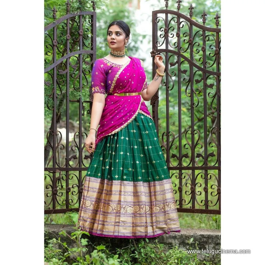Shreemukhi Stills 26082100005