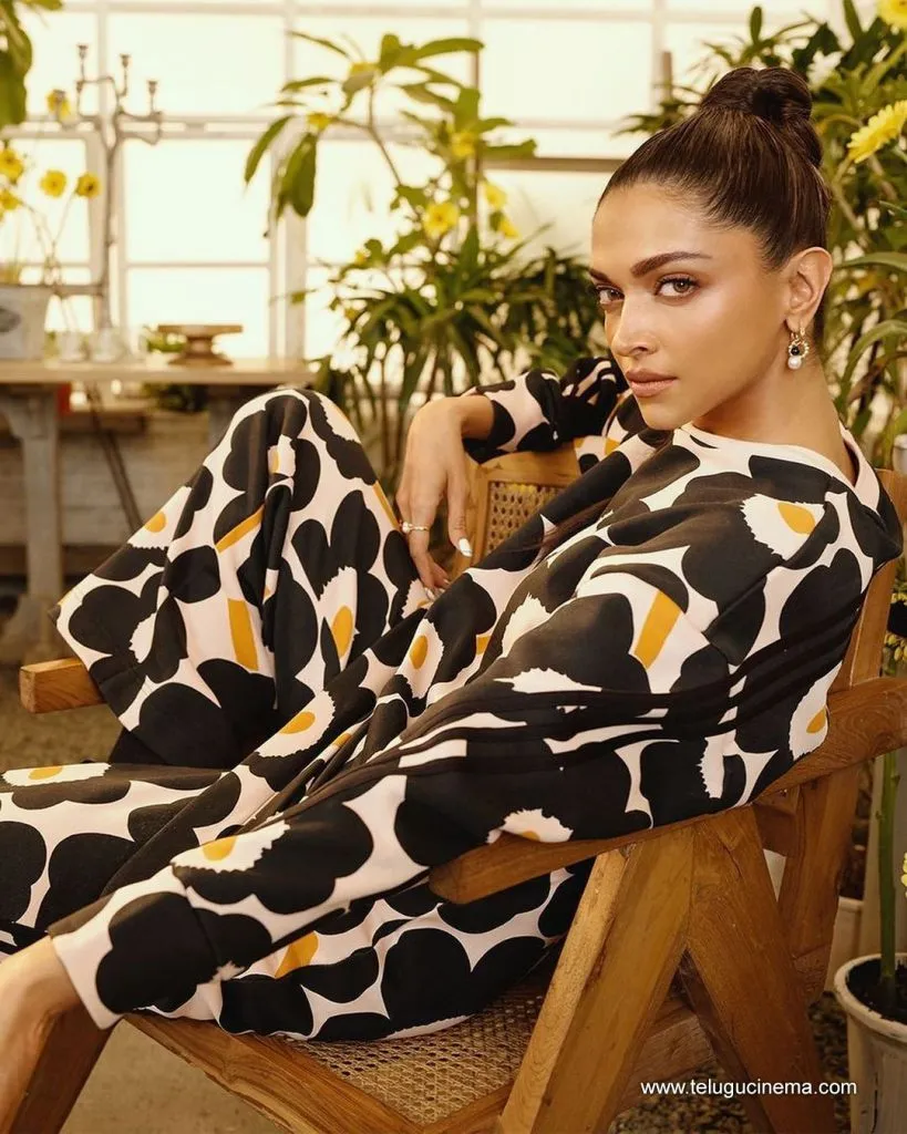 Deepika Stills 29102100001